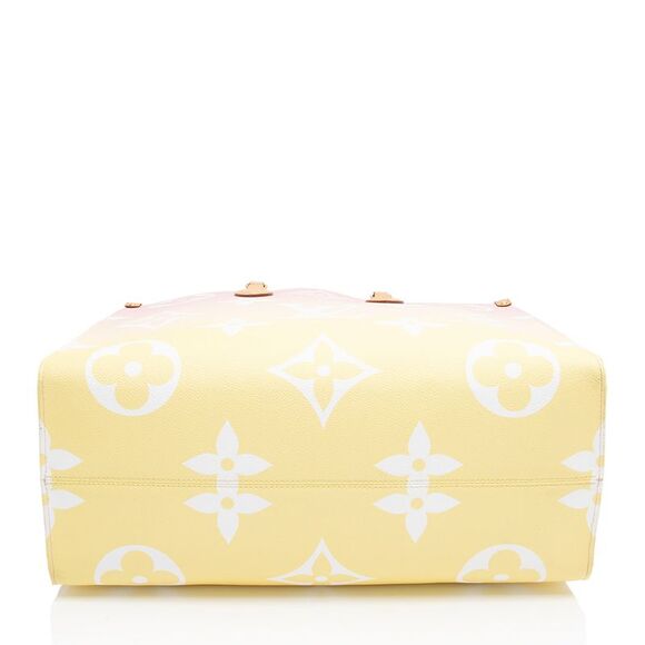 Louis Vuitton Giant Monogram Canvas By The Pool Onthego GM Tote - Picture 4 of 15